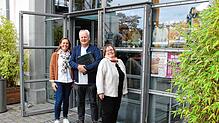 Melanie Hahn (Tourismus, Kultur und Marketing der Gemeinde Bodman-Ludwigshafen), Jürgen Mayer und Veronika Jäger (von links) freuen sich ...