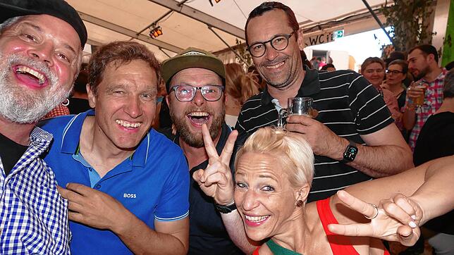 Bild : 3000 Gäste in Trance – Auftritte der Brotäne Herdepfl und Stubete Gäng bringen Festzelt zum Beben