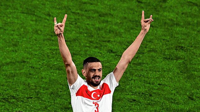 Merih Demiral von der Türkei jubelt nach seinem zweiten Treffer zum 0:2.