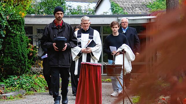 Sein letzter Weg: Die Urne mit den sterblichen Überresten des Toten aus dem Wald wird auf dem städtischen Friedhof in Überlingen ...
