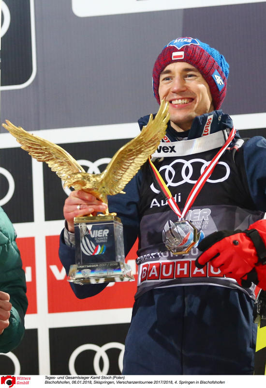 Tournee-Gesamtsieger Kamil Stoch mit Trophäe und Medaille. Bild: witters