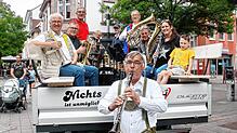 Als fahrende Musikanten machen die Original Aussteiger – vorn Klaus Bach – beim Aktionstag eine musikalische Tour durch die Singener ...