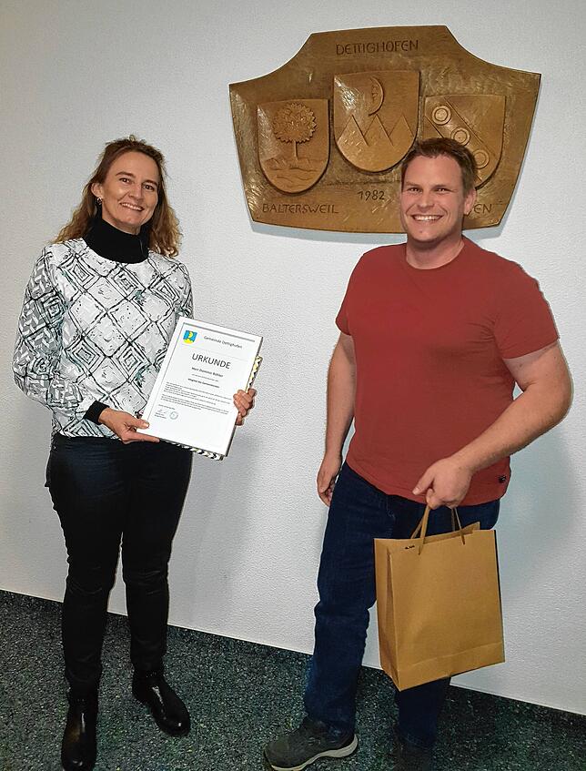 Bürgermeisterin Marion Frei bedankte sich beim ausscheidenden Gemeinderat Dominic Böhler für sein ehrenamtliches Engagement. Ende ...