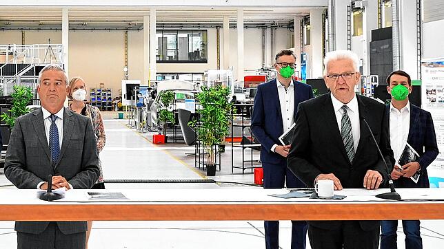Ministerpräsident Winfried Kretschmann (vorne r, Grüne) und der stellvertretende Ministerpräsident Thomas Strobl ( vorne l, CDU) stellen ...
