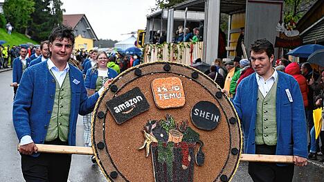 Der Landjugend Mönchweiler fällt es schwer, sich zwischen Amazon, Temu und Shein zu entscheiden.