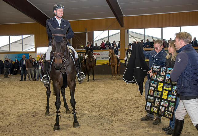 Bei der Überreichung des Goldenen Reitabzeichens am Sonntag in Boll an Frank Angst kommen seine Schüler Philipp Wolf (Bildmitte) und ...