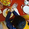 Eltern müssen ab September mehr für das Essen ihrer Kinder in den städtischem Kitas bezahlen. Unser Bild zeigt eine Szene beim ...