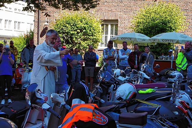 Diakon Ryszard Rzesny hat bei der Roller-Weihe am Sonntag 95 Vespas einzeln geweiht.