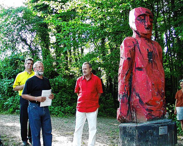 Im Sommer 2003 fand&ldquo; Die Rote&ldquo; als elfte Skulptur ihren Platz am Rheinufer bei Herdern. Hier der damalige Bürgermeister ...