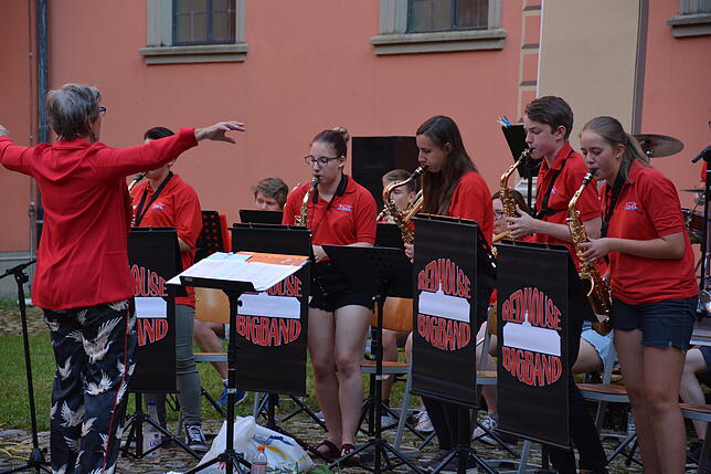 Im Innenhof spielte die "Red House Big Band" unter der Leitung von Nicola Schorr flotten Jazz.
