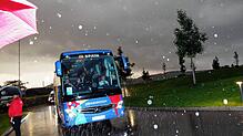 Zwei Mannschaftsbusse kommen kurz vor 21.30 Uhr vor dem Öschberghof an, in strömendem Regen. Die durchnässten Fans bekommen jedoch keine ...