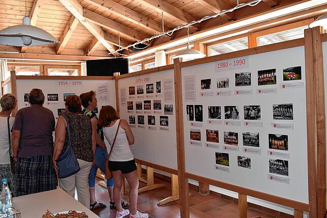 Die Fotoausstellung im Vereinsheim mit 100 Jahren Vereinsgeschichte stößt ein großes Interesse.