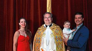 Die Mutter Rosza Szegedi (von links), der Pfarrer Sascha Ellinghaus und der Vater Steven Jahn mit seinem Sohn Steven Celestino Jahn im ...