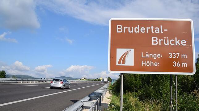 Momentan herrscht auf der Brudertalbrücke freie Fahrt. Zwischen Brückenpfeilern und Brückenkörper sorgen Verstärkungen und Sicherungen ...
