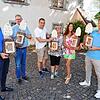 Ralf Däubler, Alexander Guhl, Robert Waßmer, Elisabeth Vogt, Eva-Maria Götte und Dominik Schröger (von links) präsentieren die hölzernen ...