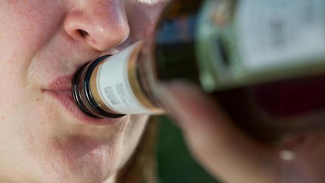 Der Verzicht auf das Feierabend-Bier oder das Glas Wein hat verschiedene Auswirkungen auf den Körper.