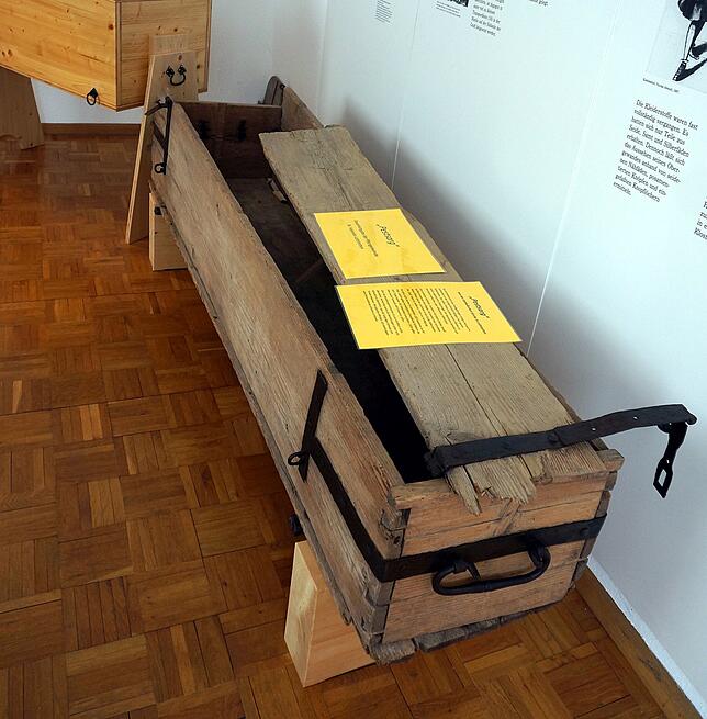 Erinnerung an tödliche Zeiten: Diesen Pestsarg aus dem 17. Jahrhundert hat das Tiengener Heimatmuseum von der Pfarrgemeinde Lottstetten ...