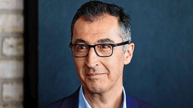 Cem Özdemir (Bündnis 90/Die Grünen) war bisher Bundesminister für Ernährung und Landwirtschaft. Jetzt ist er auch noch ...