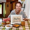 Mit selbstgekochten Marmeladen verwöhnt Sandra Krößmann ihre Gäste im Bed&nbsp;&&nbsp;Breakfast &bdquo;The Crossing&ldquo; in Hausen im ...