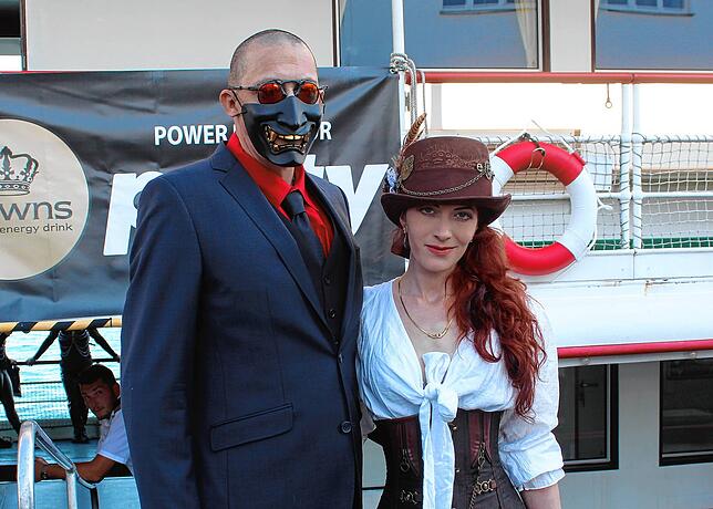 Als &bdquo;Maskenball für Erwachsene&ldquo; bezeichnen Chris und Mav die Party auf dem Torture Ship. &bdquo;Eine Party, auf der einen ...