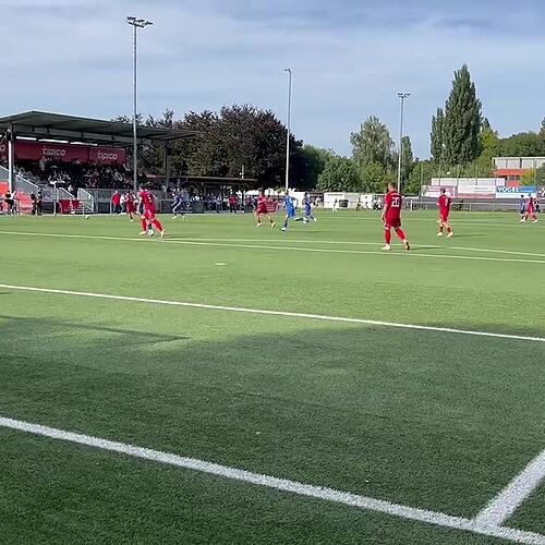 FC Uhldingen Torwart Adrian Staiger pariert den Schuss in der 46. Minute