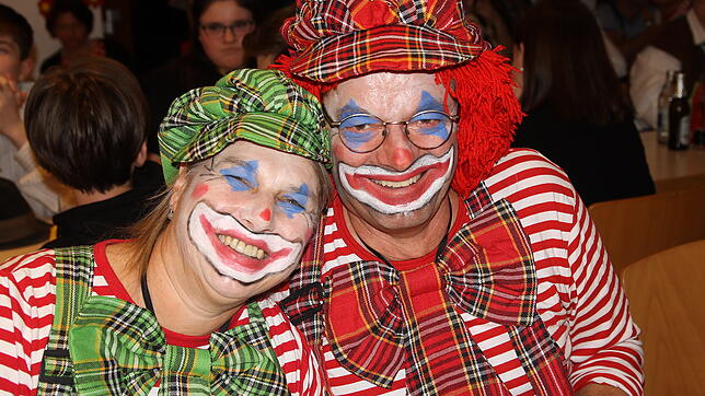 Schön bunt: Andrea und Roland Baumgartner gönnten sich schön verkleidet einen schönen Abend.