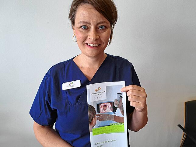 Logopädin Carina Sauer informiert Besucher über die Behandlung von Sprech- und Schluckstörungen nach Schlaganfall.