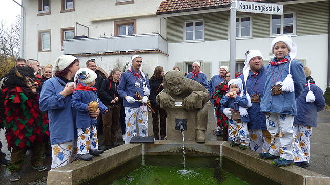 Einer alten Tradition folgend wurde auch in diesem Jahr am Narrenbrunnen das neue Fasnachtmotto durch den Präsidenten Volker Ebi ...