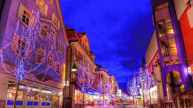 Die Weihnachtsbeleuchtung in Schwenningen soll erneuert werden. Doch der Gemeinderat stimmt dem Vorhaben noch nicht zu, zunächst müssen ...