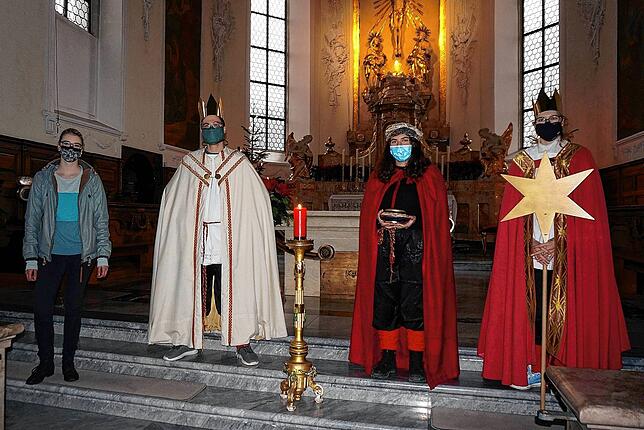 Die Sternsinger sind wegen Corona nur in den Kirchen anzutreffen (von links): Anna Lena Schneider (Organisatorin in Waldshut) mit den ...