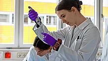 Nachhaltigkeit ist auch in Laboren ein wichtiges Thema: An der Hochschule Furtwangen startet dazu ein neues Projekt mit Studenten. Foto: ...