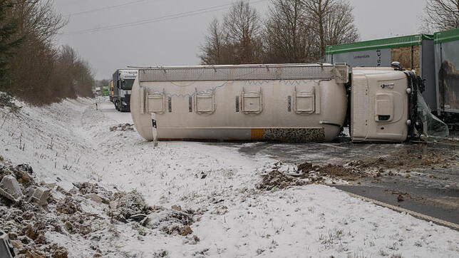 Der Silolaster blockiert die Fahrbahnen. Bilder: Günther Brender