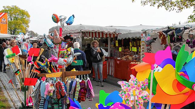 Zum typischen Angebot auf Märkten gehören bunte Spielzeugstände, die Kinder wie Magnete anziehen.
