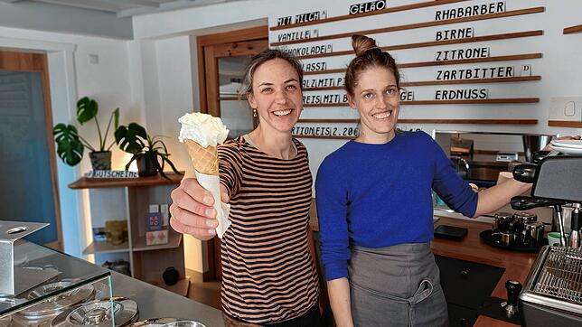 Laura Albrecht (links) mit einer Mitarbeiterin im Inneren ihrer Eisdiele. Die Produkte kosten hier vielleicht etwas mehr als woanders – ...