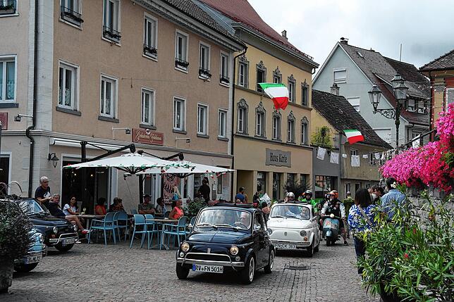 Corso durch die Marktstraße: Fiat-500-Fahrer und Vespa-Freunde drehen am Samstag mit ihren Lieblingsfahrzeugen eine kleine Runde durch ...