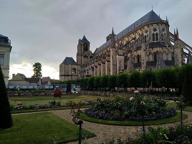 Die Kathedrale St. Etienne in Bourges. Sie ist Weltkulturerbe und eine Etappe wert.