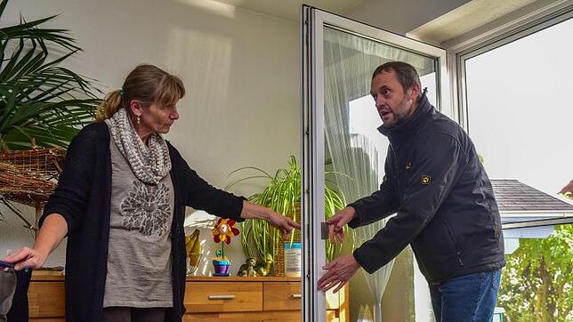 Polizeioberkommissar Bernhard Weißhaar weist Heike Kienzle auf Schwachstellen an der Terrassentüre ihres Hauses hin. Im Zuge einer ...
