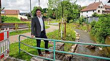 Die vollzogene Renaturierung sorgt wieder für die Beruhigung und Erlebbarkeit des Hilzinger Mühlbachs. Das Bild zeigt Bürgermeister ...