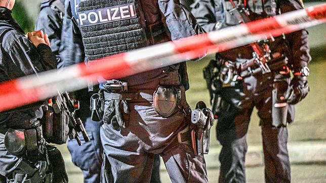 Nach Schüssen in einer Göppinger Bar sichert die Polizei den Tatort. (Archivbild)