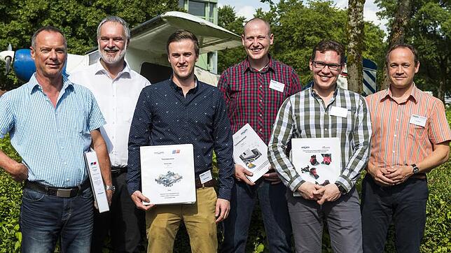 Fachlehrer Andreas Stephan, Andreas Frömel, Abteilungsleiter Technik, und Fachlehrer Uwe Willsch (ganz rechts) sind stolz auf ihre ...