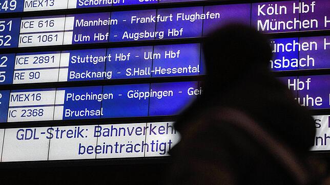 Eine Anzeigetafel informiert über Bahnverkehr-Beeinträchtigungen. Die Gewerkschaft Deutscher Lokomotivführer (GDL) hat am Mittwoch ihren ...