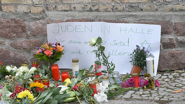 Kerzen, Blumen und ein Zettel mit der Aufschrift &bdquo;Juden in Halle Wir stehen an Eurer Seite! Ihr seid nicht alleine&ldquo; stehen ...