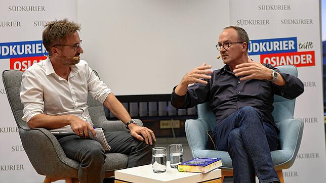 Buchpremiere im SÜDKURIER-Medienhaus in Kooperation mit der Buchhandlung Osiander: Uli Burchardt (rechts) liest aus seinem Buch ...