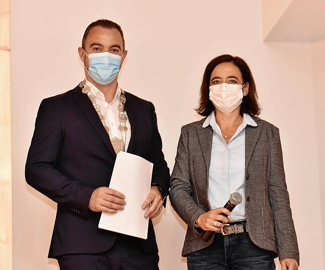 Bürgermeister Markus Keller vereidigt Kerstin Metz als neue Stadträtin. Bilder: Roland Sigwart