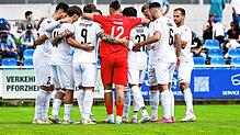 Die Spieler des FC 08 Villingen schwören sich vor der Partie beim 1.CfR Pforzheim ein. Foto: Eibner Pressefoto/Bernd Leitner