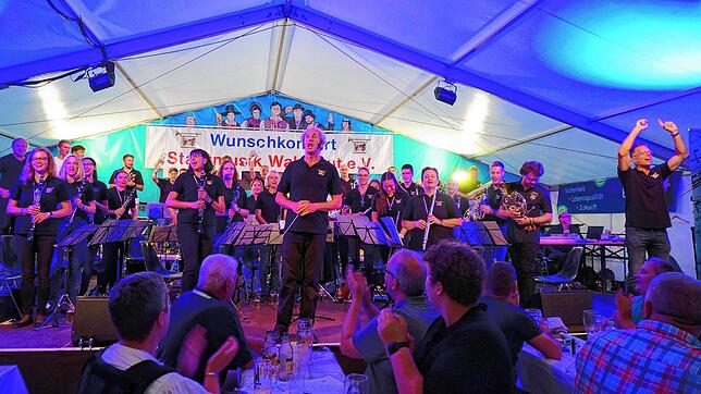 Gut gespielt: Das 51. Wunschkonzert der Stadtmusik Waldshut mit Dirigent Frank Amrein bringt Stimmung pur ins Festzelt, rechts Moderator ...