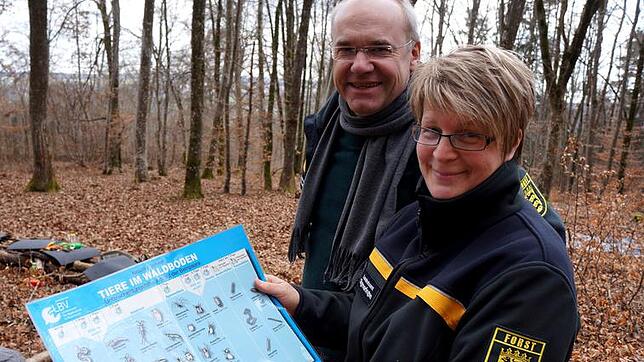 Stefan Kopp und Regina Kille vom Fachbereich Forst im Landratsamt Sigmaringen schauen Teilnehmerinnen über die Schulter und informieren ...
