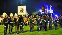 Eine Abordnung der Saulgauer Bürgerwache (links im Bild) mit der soeben übernommenen Landesverbandsstandarte während der Serenade. ...