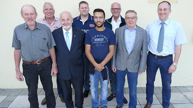 Bürgermeister Maik Lehn (rechts) mit den ausscheidenden Gemeinderäten (von links) Michael Buhl, Wolfgang Lemke, Günther Gotthold Töpfer, ...