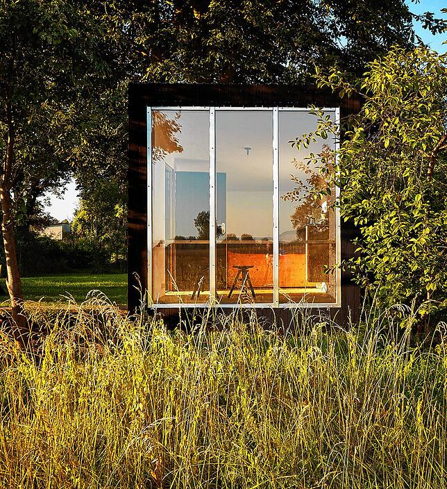 Die Idylle genießen: In einer Black Cabin in Oderbruch in Brandenburg die Natur und Landschaft spüren.